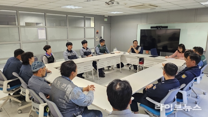 인천상공회의소가 SK인천석유화학 본관에서 상생 고용 플러스 사업에 참여한 근로자들과 함께 간담회를 진행했다.(사진=인천상공회의소)