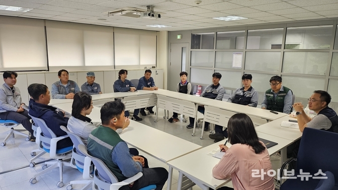 인천상공회의소가 SK인천석유화학 본관에서 상생 고용 플러스 사업에 참여한 근로자들과 함께 간담회를 진행했다.(사진=인천상공회의소)