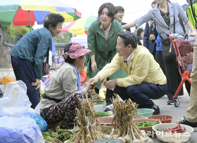 최영일 순창군수가 순창시장 일원에서 추석맞이 전통시장 장보기 행사에 참여했다.(사진=순창군)