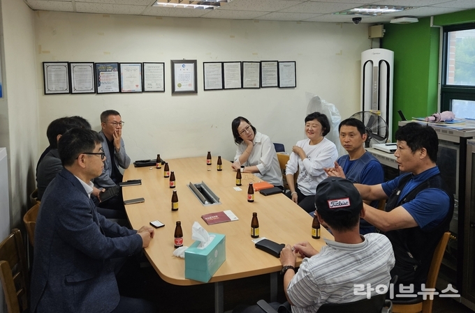 중소벤처기업부 인천지방중소벤처기업청이 추석 명절을 맞아 지역 전통시장 이용 촉진과 상권 활성화를 위해 토지금고시장과 인천강남시장에서 추석맞이 장보기 행사를 진행했다.(사진=인천중기청)