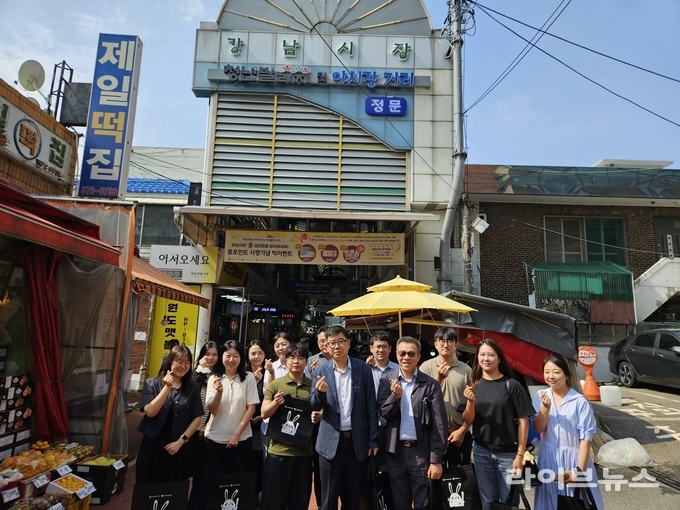 중소벤처기업부 인천지방중소벤처기업청이 추석 명절을 맞아 지역 전통시장 이용 촉진과 상권 활성화를 위해 토지금고시장과 인천강남시장에서 추석맞이 장보기 행사를 진행했다.(사진=인천중기청)