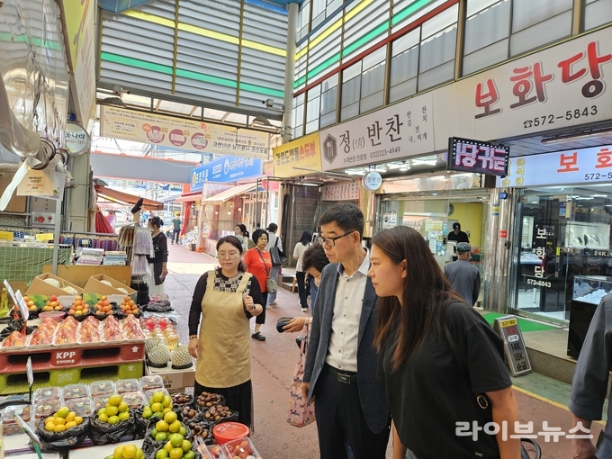 중소벤처기업부 인천지방중소벤처기업청이 추석 명절을 맞아 지역 전통시장 이용 촉진과 상권 활성화를 위해 토지금고시장과 인천강남시장에서 추석맞이 장보기 행사를 진행했다.(사진=인천중기청)
