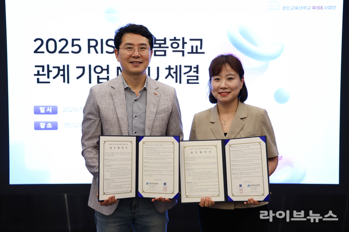 ㈜애드밸 구혜은 대표와 한선관 한국인공지능교육학회장이 업무협약을 체결하고 기념촬영을 하고 있다.(사진=애드밸)