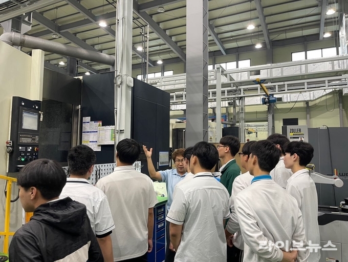 수원정보과학고등학교 학생들이 스마트공장 우수기업인 ㈜제이엔비 제조현장을 체험하고 있는 모습.(사진=중소벤처기업연수원)