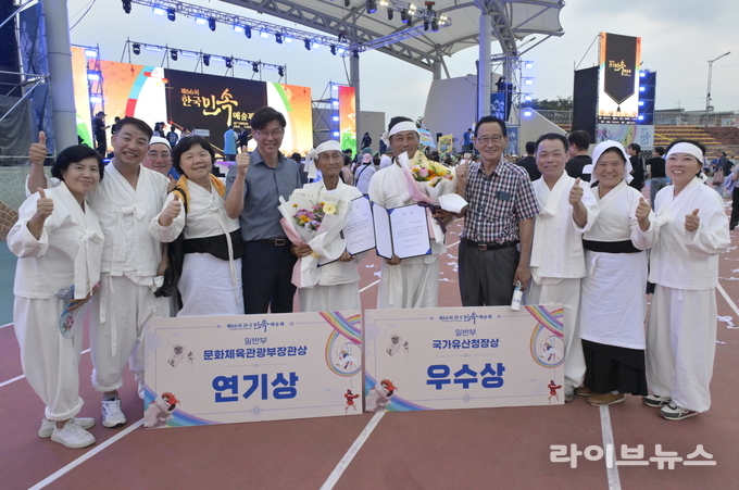 학촌농요보존회가 최근 충청북도 영동군민운동장에서 열린 제66회 한국민속예술제에서 일반부 부문 우수상(국가유산청장상)을 수상하고 기념촬영을 하고 있다.(사진=순창군)