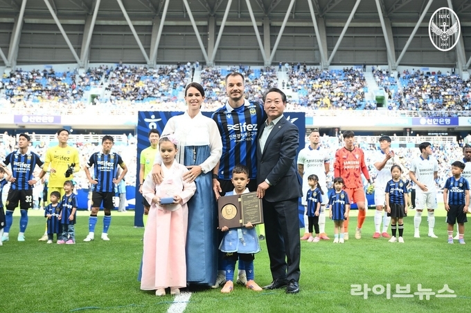 유정복 인천시장(오른쪽 첫번째)이 8일 수원 삼성전 경기에 앞서 인천축구전용경기장에서 무고사 선수에게 인천시 명예시민증을 수여하고 기념촬영을 하고 있다.(사진=인천시)