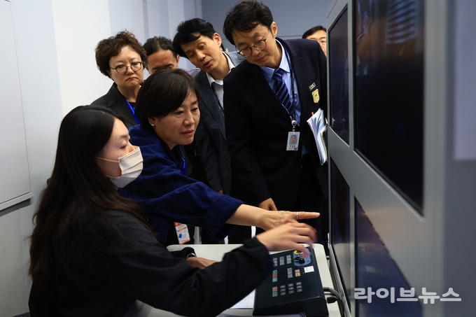 송미령 농림축산식품부 장관은 추석 연휴 마지막 날인 9일, 인천국제공항을 방문하여 해외 가축 전염병과 식물 병해충 유입 방지를 위한 국경검역 현장 상황을 점검하고 휴일 근무자를 격려했다.