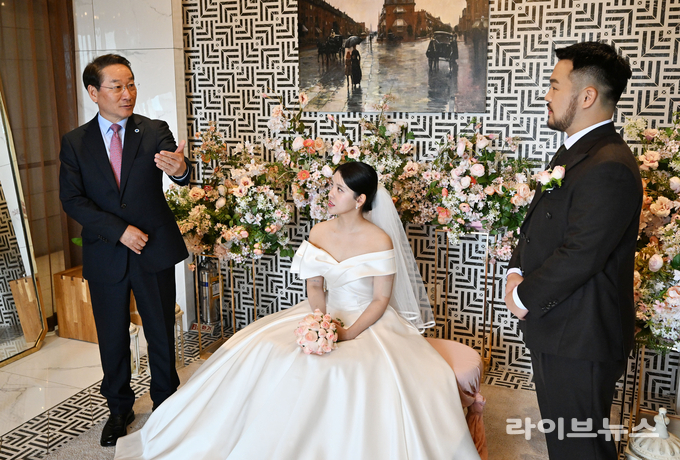 유정복 인천시장(왼쪽 첫번째)이 11일 하버파크호텔에서 아이플러스(i+) 맺어드림 1호커플 결혼식에 참석해 축하인사를 하고 있다.(사진=인천시)