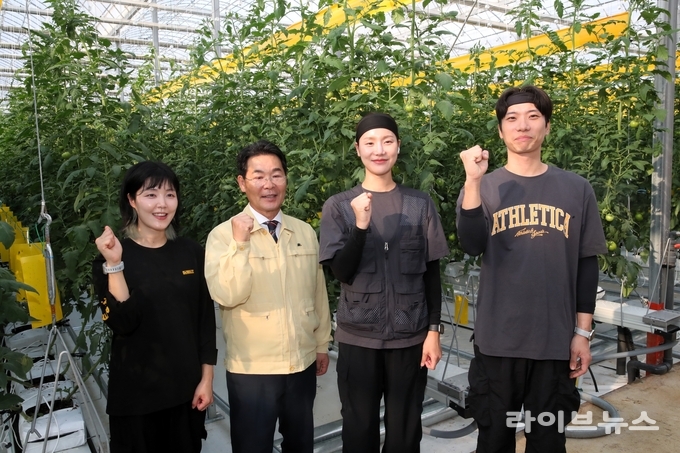권익현 부안군수(왼쪽에서 두번째)가 청년 농업인이 운영하는 스마트팜 하우스를 방문해 재배환경과 작물 생육상황을 점검하고, 스마트농업의 발전 방향을 논의했다.(사진=부안군)