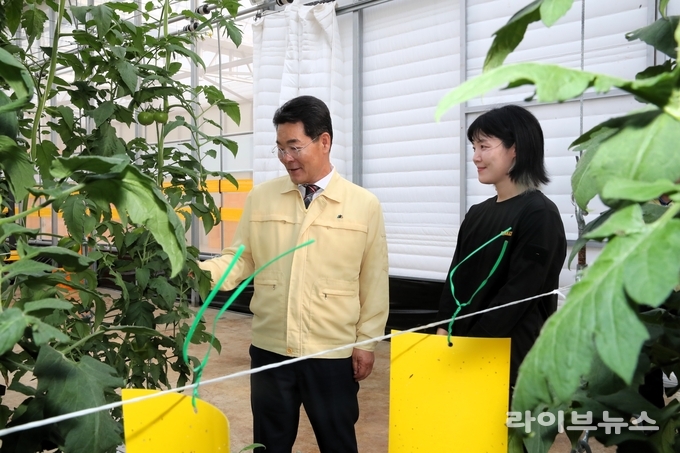 권익현 부안군수(왼쪽)가 청년 농업인이 운영하는 스마트팜 하우스를 방문해 재배환경과 작물 생육상황을 점검하고, 스마트농업의 발전 방향을 논의했다.(사진=부안군)