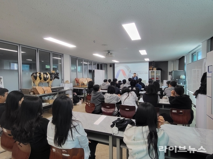 미래 축산 인재 양성을 위한 취업특강에서 최치환 축산물품질평가원 충북지원장이 강의를 진행하고 있다.
