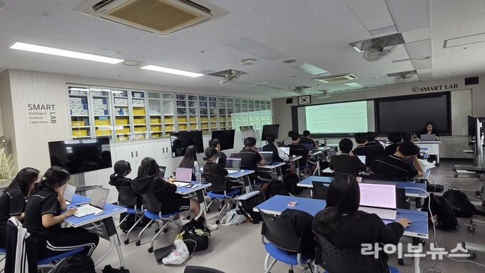 학생들이 인공지능 스마트팜 모델을 구축하는 실습을 하고 있다.(사진=인천대학교)