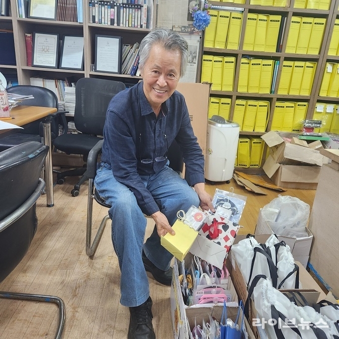 학생들에게 전달할 선물꾸러미.