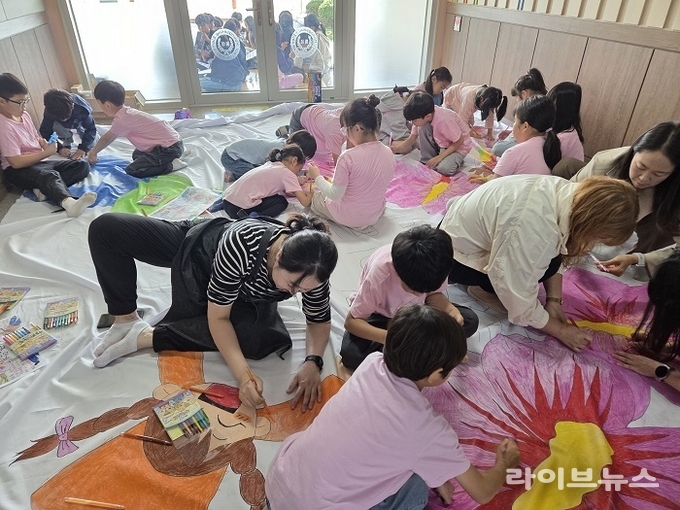 걸개그림을 그리고 있는 횡성초등학교 학생들.