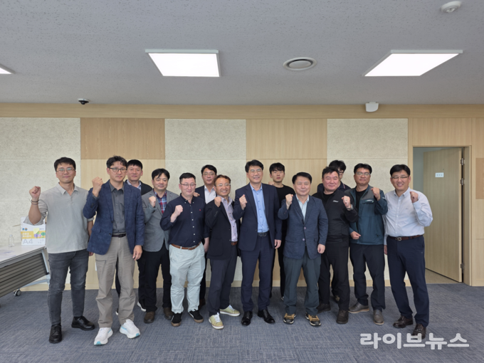 인천시가 한국자산관리공사 인천지역본부 회의실에서 지역 내 소각업체와 간담회를 진행하고 기념촬영을 하고 있다.(사진=인천시)