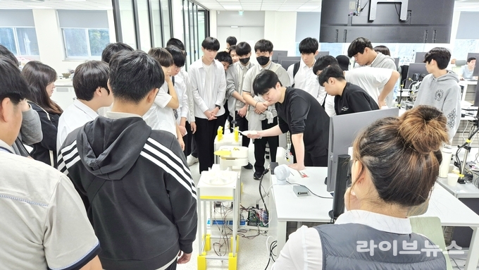 한국폴리텍Ⅱ대학 인천캠퍼스가 인천 반도체고등학교 반도체설계과 1학년 학생들을 대상으로 현장체험학습을 진행하고 있다.(사진=한국폴리텍Ⅱ대학 인천캠퍼스)