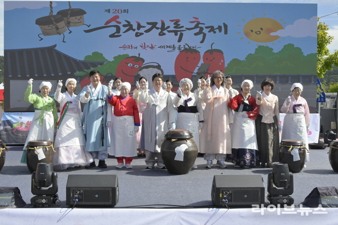 순창군과 순창발효관광재단이 순창발효테마파크 열린무대에서 유네스코 인류무형문화유산으로 등재된 장 담그기 문화를 기념하는 특별행사를 진행하고 있다.(사진=순창군)