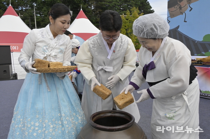 순창군과 순창발효관광재단이 순창발효테마파크 열린무대에서 유네스코 인류무형문화유산으로 등재된 장 담그기 문화를 기념하는 특별행사를 진행하고 있다.(사진=순창군)