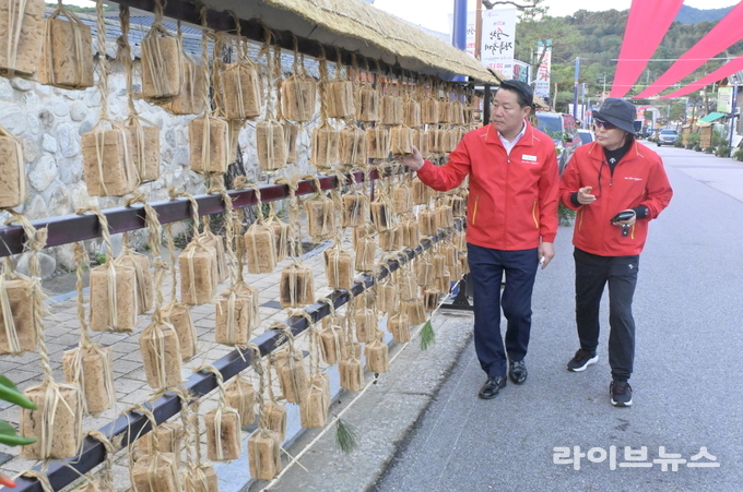 최영일 순창군수(왼쪽)가 순창전통고추장민속마을에 전통 메주를 전시한 순창 메주거리를 둘러보고 있다.(사진=순창군)