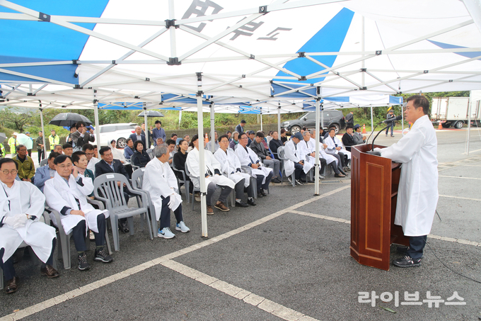 이학수 정읍시장이 김개남 장군의 순국 131주기 추모제에 참석해 인사말을 하고 있다.(사진=정읍시)