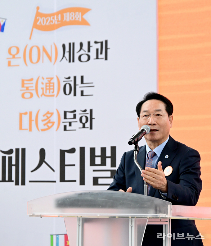 유정복 인천시장이 계양아라온에서 열린 올해 제8회 온(ON)세상과 통(通)하는 다(多)문화 페스티벌에서 축사를 하고 있다.(사진=인천시)