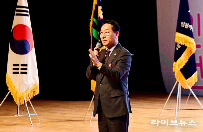 유정복 인천시장이 20일 연수구 글로벌캠퍼스에서 열린 2025 인천시 보육인대회에서 축사를 하고 있다.(사진=인천시)