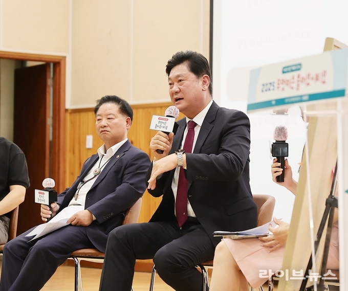 이영훈 인천미추홀구청장이 구청 대회의실에서 시티오씨엘 입주민 및 예비 입주민과의 소통 행사인 ‘무엇이든 물어보시티오’ 참여형 토크 콘서트를 진행하고 있다.(사진=인천미추홀구)
