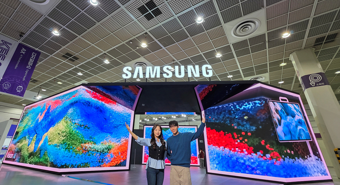 삼성전자가 서울 코엑스(COEX)에서 열리는 'KES 2025(한국전자전)'에서 참가해 주거부터 교육, 비즈니스까지 다양한 환경 속에서 일상을 혁신하는 최신 AI 제품과 기술을 선보인다.
