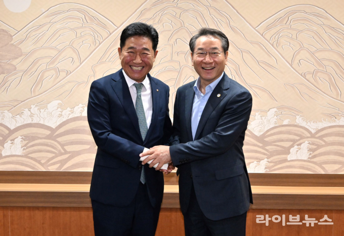 유정복인천시장(오른쪽)이 박종범 세계한인경제무역협회 회장(왼쪽)을 만나 세계한인인경제인대회 추진 상황을 점검<br>
하고 기념촬영을 하고 있다.(사진=인천시)