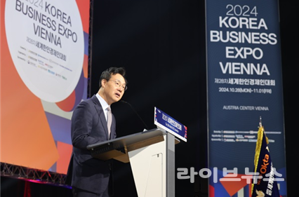 하병필 인천시 행정부시장이 지난해 오스트리아 비엔나에서 열린 제28차 세계한인경제인대회 폐회식에서 인천의 내년도 대회유치 선언을 하고 있다.(사진=인천시)