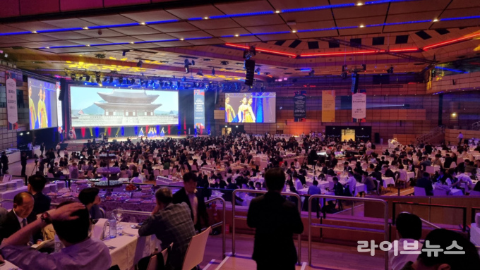 제 28차 세계한인경제인대회 개회식에서 한국 전통무용이 축하공연으로 진행되고 있다.(사진=인천시)