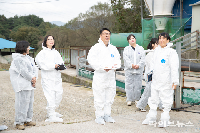 농촌진흥청 국립축산과학원 김진형 원장 직무대리가 10월 21일 전북특별자치도 장수군 소재 양돈농가를 방문해 냄새 저감 시범사업 추진 현황을 점검하고 있다. <사진=농촌진흥청>