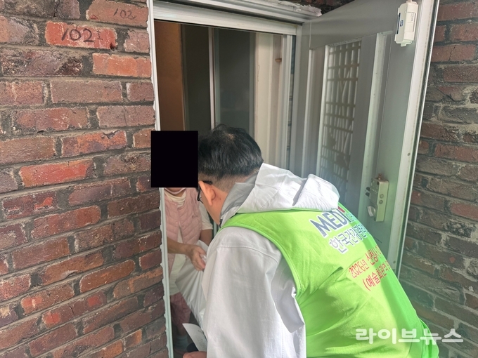 한국건강관리협회 인천시지부가 미추홀구 취약계층 가구에 반찬을 전달하고 있다.(사진=한국건강관리협회 인천시지부)