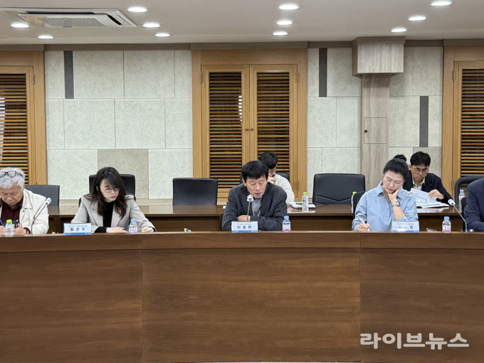 인천시가 시청 영상회의실에서 시정혁신단 주최로 인천지역 수도권 규제완화 방안 정책토론회를 진행하고 있다.(사진=인천시)