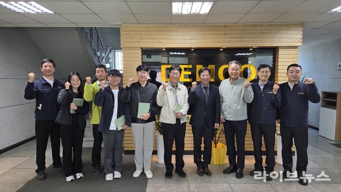 인천지방조달청이 지역 내 우수조달기업을 직접 찾아 현장의 목소리를 경청하고 공공조달시장 판로 확대 방안을 모색하고 기념촬영을 하고 있다.(사진=인천지방조달청)