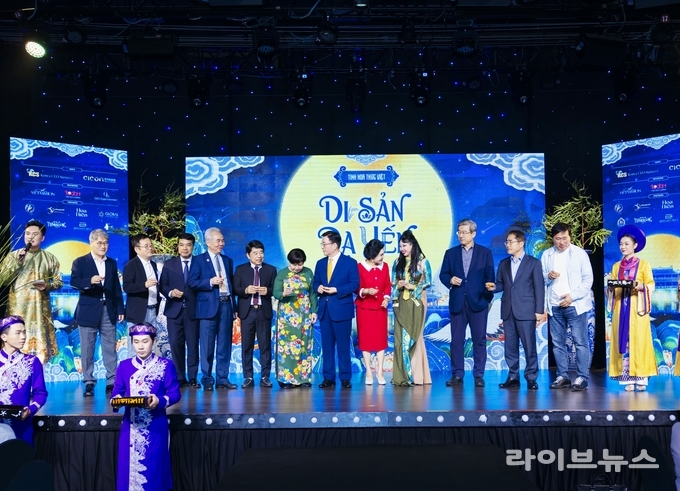 코리아씨이오서밋과 Today TV가 지난 10월 21일(화) 오후, 호치민시 소재 Today TV 대극장에서 주최한 'CICON ASEAN5 환영리셉션' 자리에서, 주요 참석자들이 건배를 하고 있다.<br>
(좌로부터)사회자, 김진용 제7대 인천경제자유구역청, 최수혁 심버스랩스 대표, 막 꾸옥 안(Mac Quoc Anh) 베트남 VNABC 부회장, 레반 민(Le Van Minh) 남송띠엔(Nam Song Tien) 그룹 회장, 람치띠엔(Lam Chi Thien) Today TV 회장, 리띠마이(Ly Thi Mai) 호치민글로벌여성리더협회 고문, 박봉규 코리아씨이오서밋 이사장, 신현옥 시온세계선교교회 담임 목사, 응웬퀸누(Nguyen Quynh Nhu) 퀸파리스 의장, 주영섭 서울대 특임교수, 장태평 전 농림수산식품부 장관, 신창석 KBS TV 감독