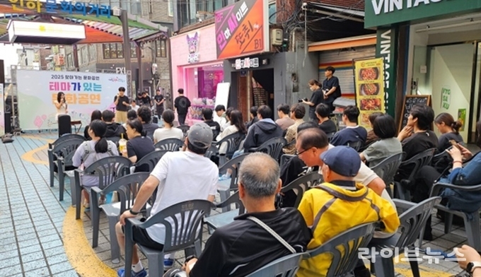 인하문화의거리에서 열린 테마가 있는 문화공연 모습.(사진=인천미추홀구)