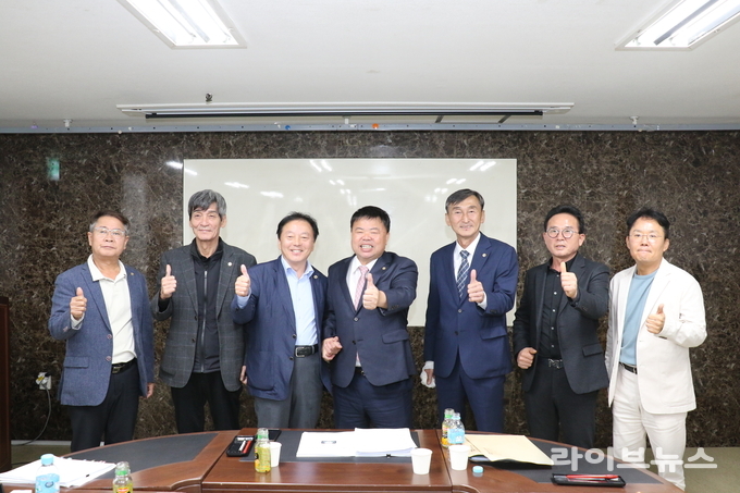 10월 27일 제2축산회관에서 열린 대한한돈협회 선거관리위원회 회의 종료 후 이기홍 당선인과 구경본 후보, 조영욱 선관위원장을 비롯한 선관위원들이 기념사진을 함께 했다.