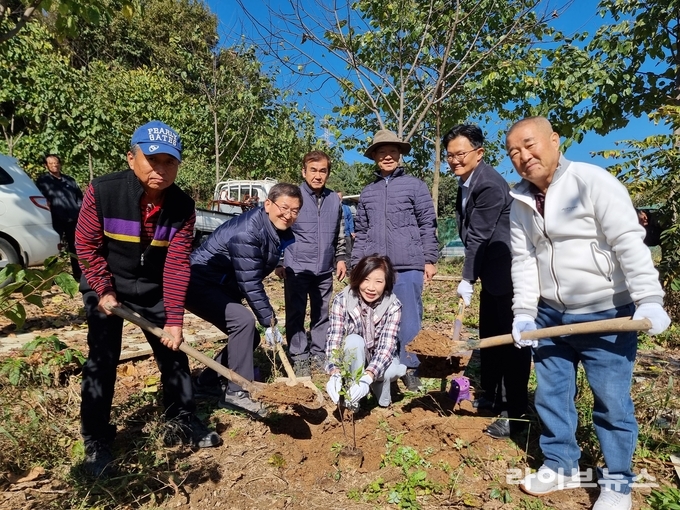 축산물품질평가원 서울지원 정진형 지원장(좌측 두번째)와 양봉 농가가 함께 밀원식물을 심고 있다.