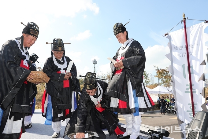 인천시 미추홀구가 용현5동 금호2차아파트 옆 임시도로 일대에서 제8회 인천 원도사제 및 낙섬축제를 진행하고 있다.(사진=인천미추홀구청)