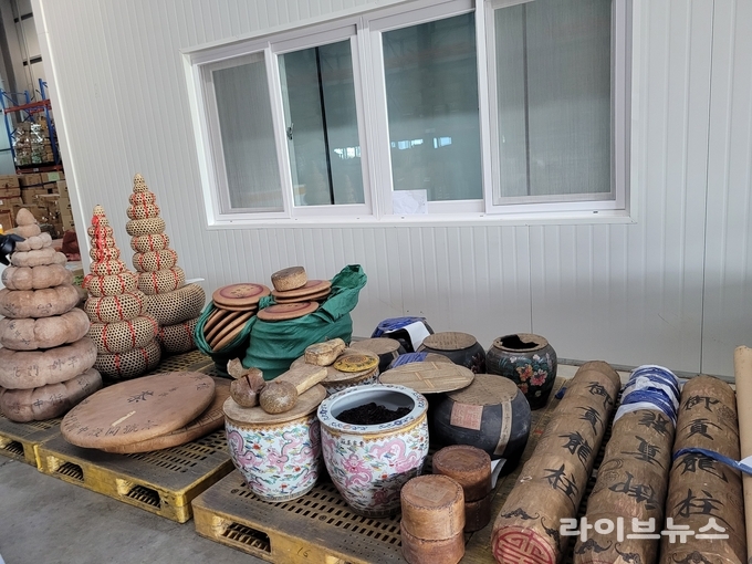 적발된 가짜 골동 보이차.(사진=인천본부세관)