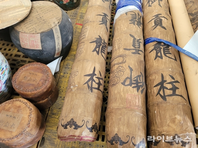 적발된 가짜 골동 보이차.(사진=인천본부세관)