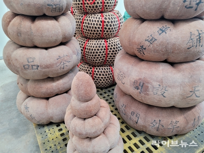 적발된 가짜 골동 보이차.(사진=인천본부세관)