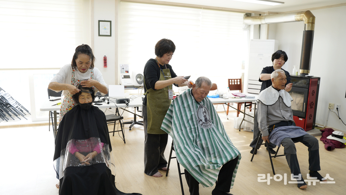신체장애인복지회 남동구지부와 대한장애인협회가 공동 주최하고, 그라시아스 합창단이 함께한 자월도 愛 행복콘서트 미용 봉사 모습.(사진=신체장애인복지회 남동구지부)<br>
 