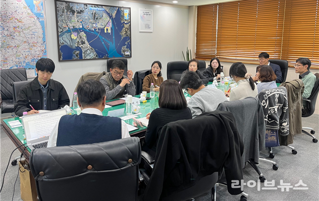 인천지방해양수산청이 인천항 등대해양문화공간 활성화를 위해 민․관․학 관계기관 회의를 진행하고 있다.(사진=인천지방해양수산청)