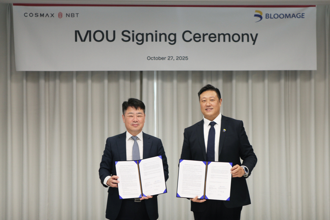 지난 27일 코스맥스 판교사옥에서 열린 MOU체결식에서 김남중 코스맥스엔비티 대표(왼쪽)와 쪼우쏭옌(ZOU SONG YAN, 邹松岩) 블루메이지 부사장이 기념사진을 찍고 있다.