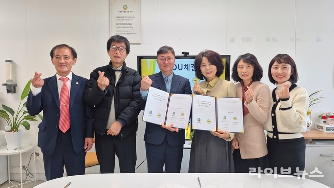 ㈔세계여성평화그룹(IWPG) 연수지부와 인천이주민평생교육원이 MOU 체결 후 기념촬영을 하고 있다.(사진=IWPG 인천 연수지부)