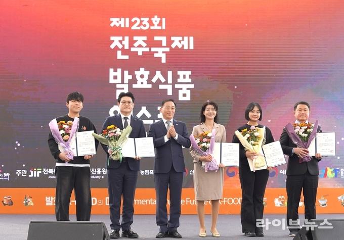 순창성가정식품 김종덕 대표(왼쪽에서 2번재)가 전북특별자치도지사상을 수상했다.(사진=순창군)