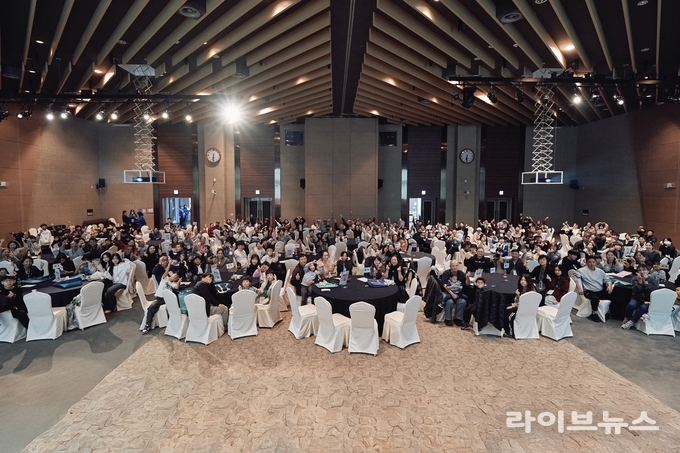 인천국제공항공사 항공교육원에서 열린 국내 거주 다문화 가족 초청 통합캠프인 ‘가치마을 가족 나들이’ 행사에서 참여자들이 기념촬영을 하고 있다.(사진=인천국제공항공사)