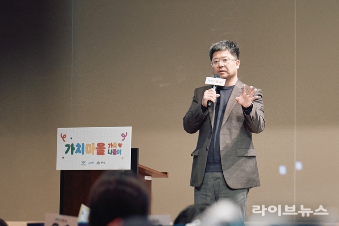 인천국제공항공사 항공교육원에서 열린 국내 거주 다문화 가족 초청 통합캠프인 ‘가치마을 가족 나들이’ 행사에서 인천국제공항공사 신가균 경영본부장이 환영인사를 하고 있다.(사진=인천국제공항공사)